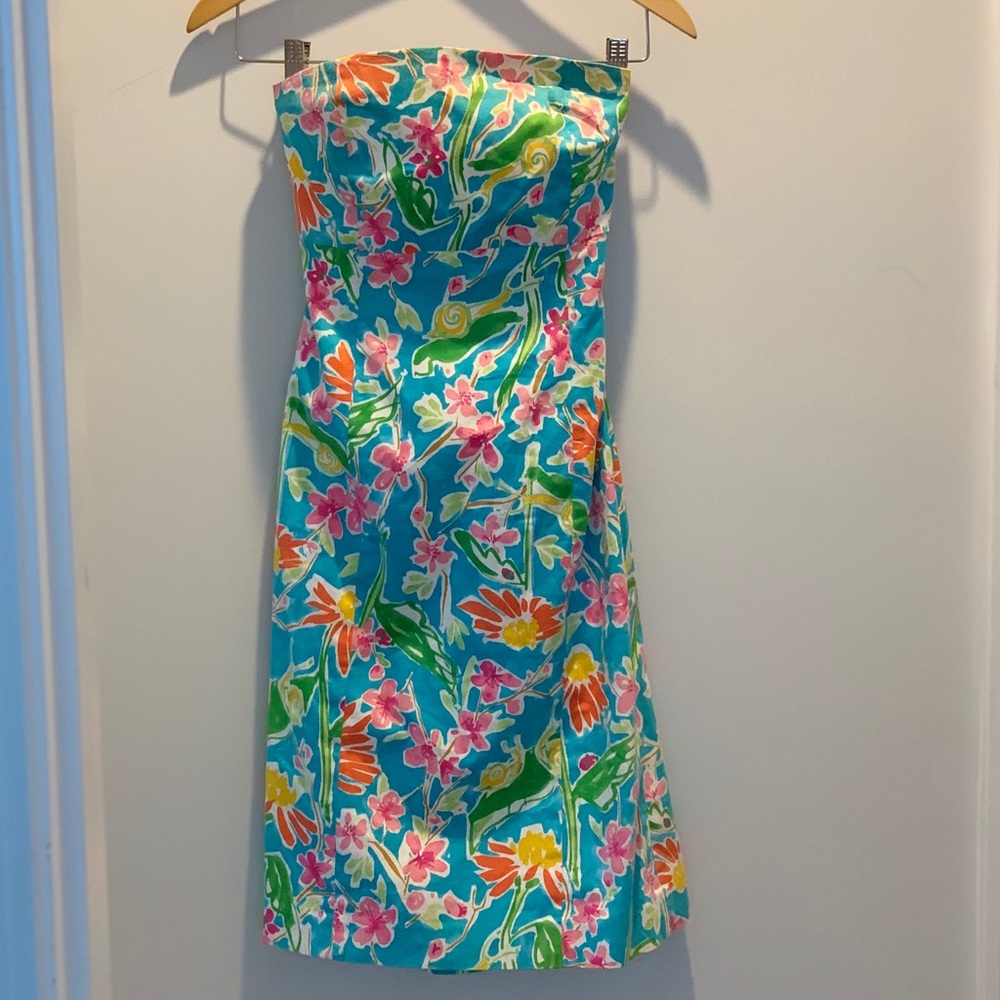 Bright floral strapless dress perfect for summer!